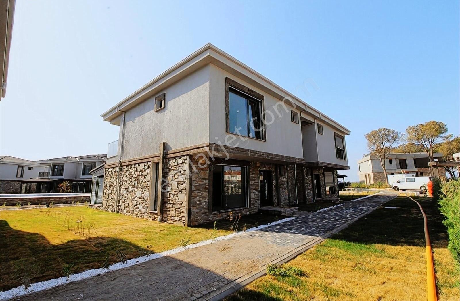 Edremit Güre Cumhuriyet Satılık Villa GOOD INVEST YÖNDEN GÜREDE DENİZE SIFIR SİTE İÇİ LÜKS 3+1 VİLLA