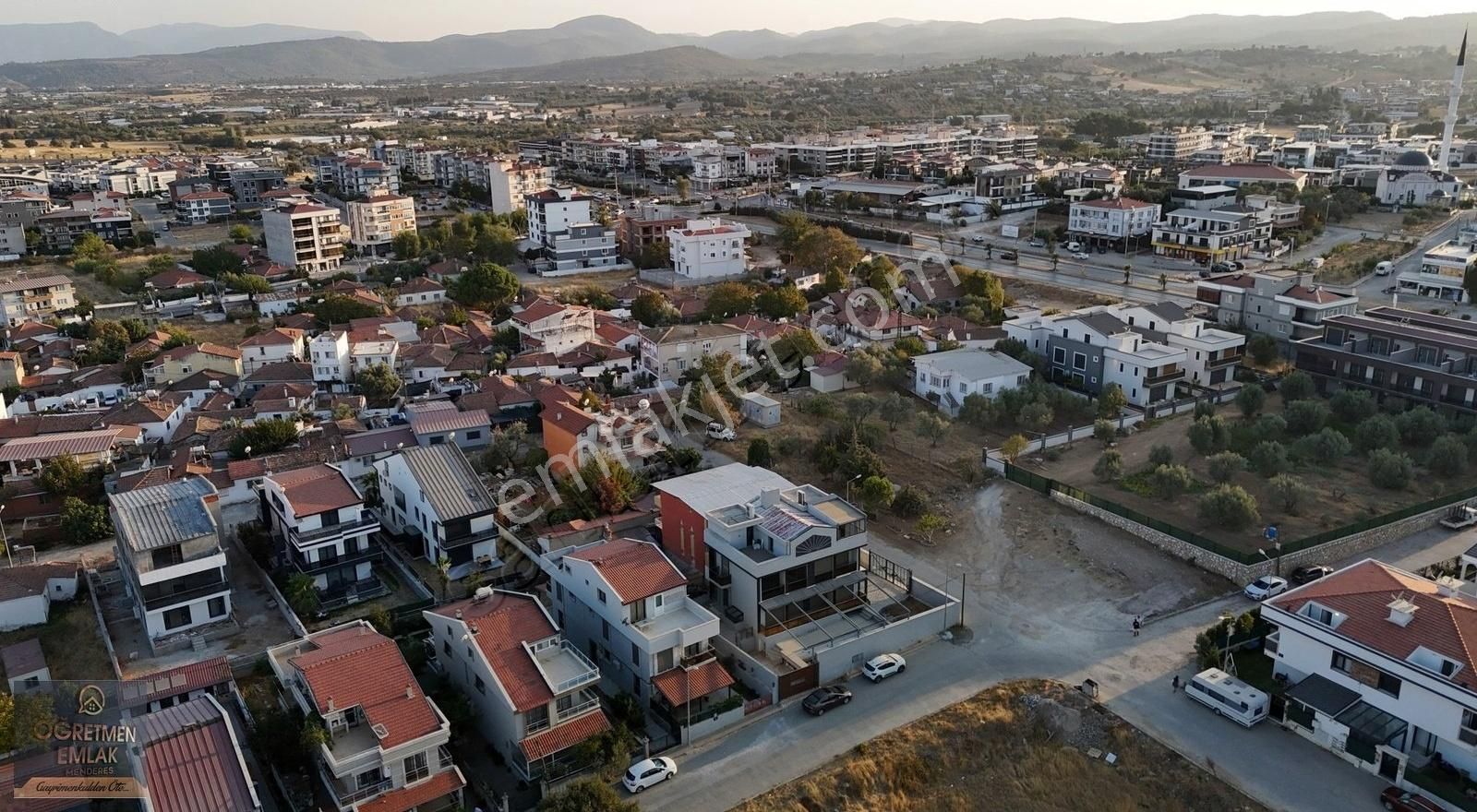 Menderes Barbaros Satılık Villa ÖĞRETMEN EMLAKTAN BARBAROSTA MÜSTAKİL HAVUZLU KÖŞE 5+2 VİLLA