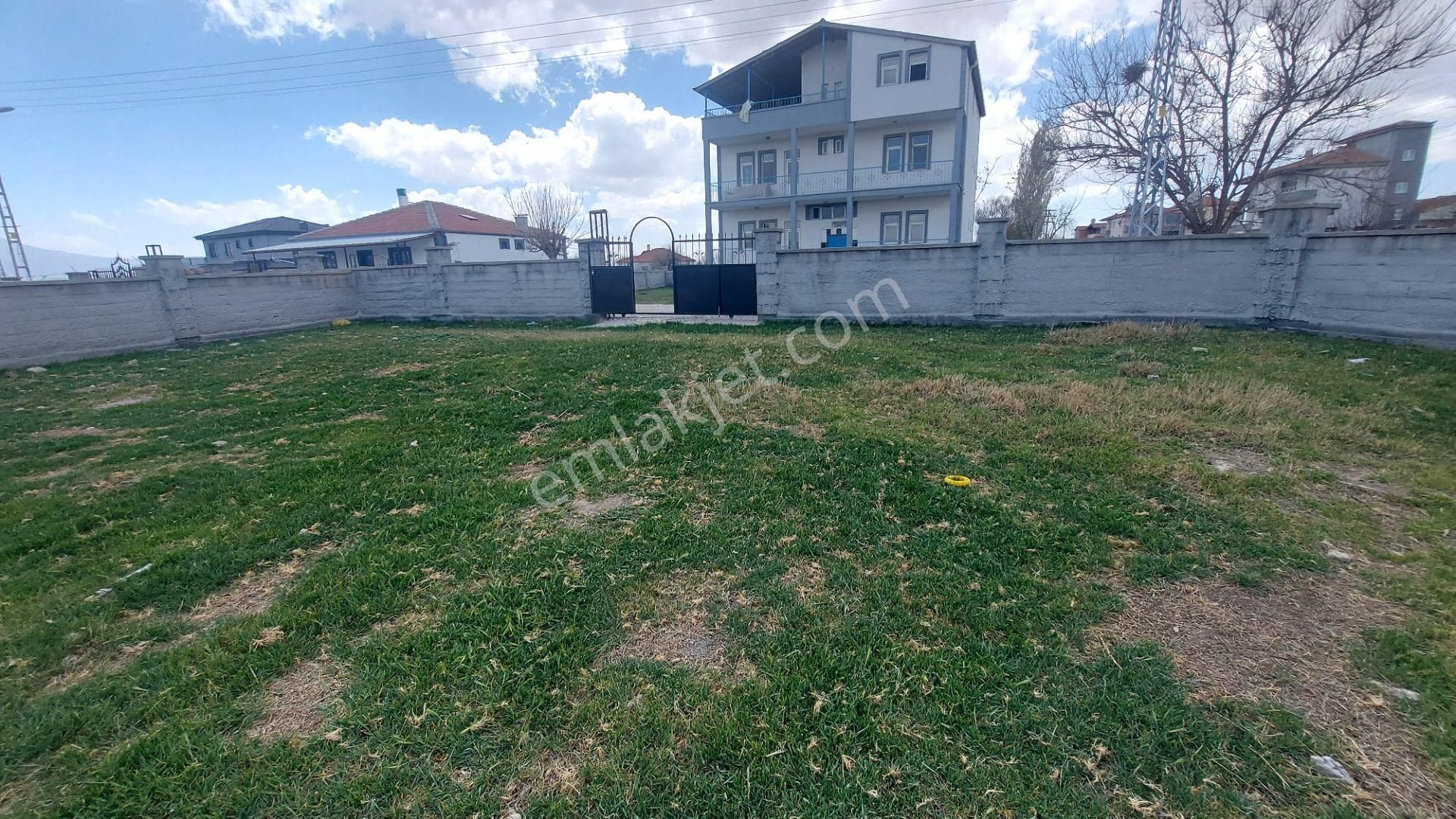 Kiralık Boş Arsa 640 M Köşe Arsa