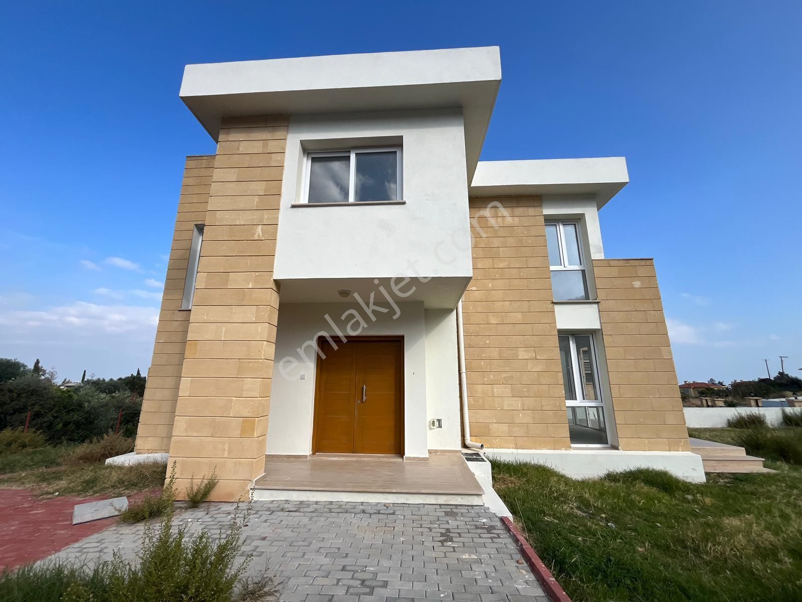 Girne Yeşiltepe Köyü Satılık Villa Girne Yeşiltepe'de Geniş Teraslı Ve Bahçeli Ve Dağ Ve Deniz Manzaralı Satılık 3+1 Villa !!!