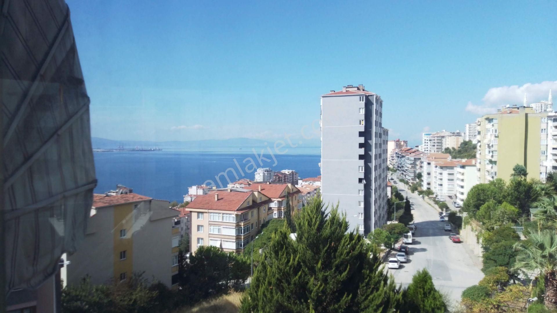 Gemlik Cumhuriyet Satılık Daire GEMLİK CUMHURİYET MAH.DE SATILIK DAİRE 3+1 130m2. deniz manzaralı cad.üzeri asansörlü okula yakın