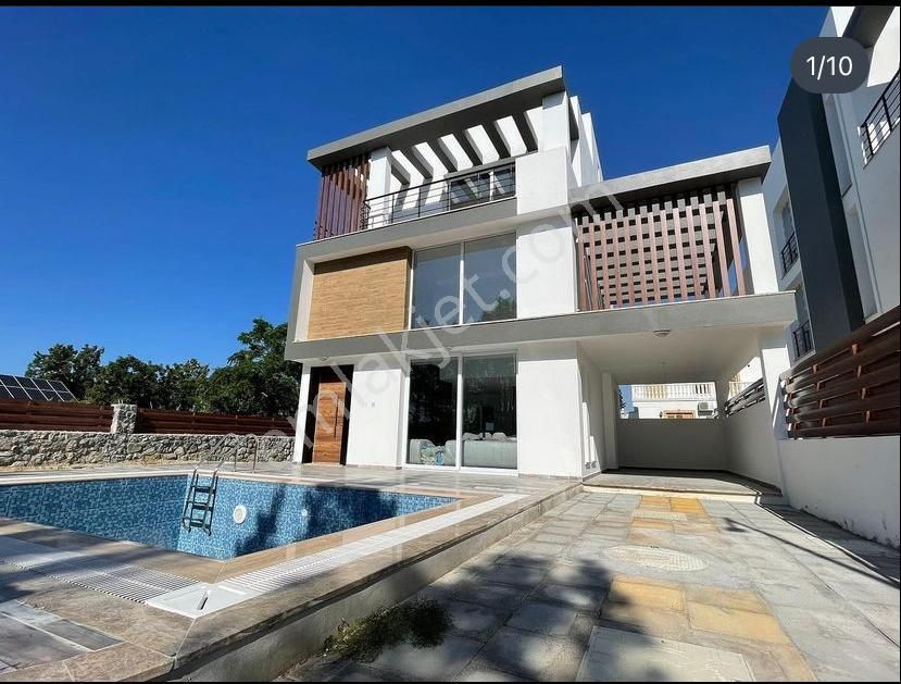 Girne Karaoğlanoğlu'nda Satılık Lüks 3+1 Villa - Görsel 3