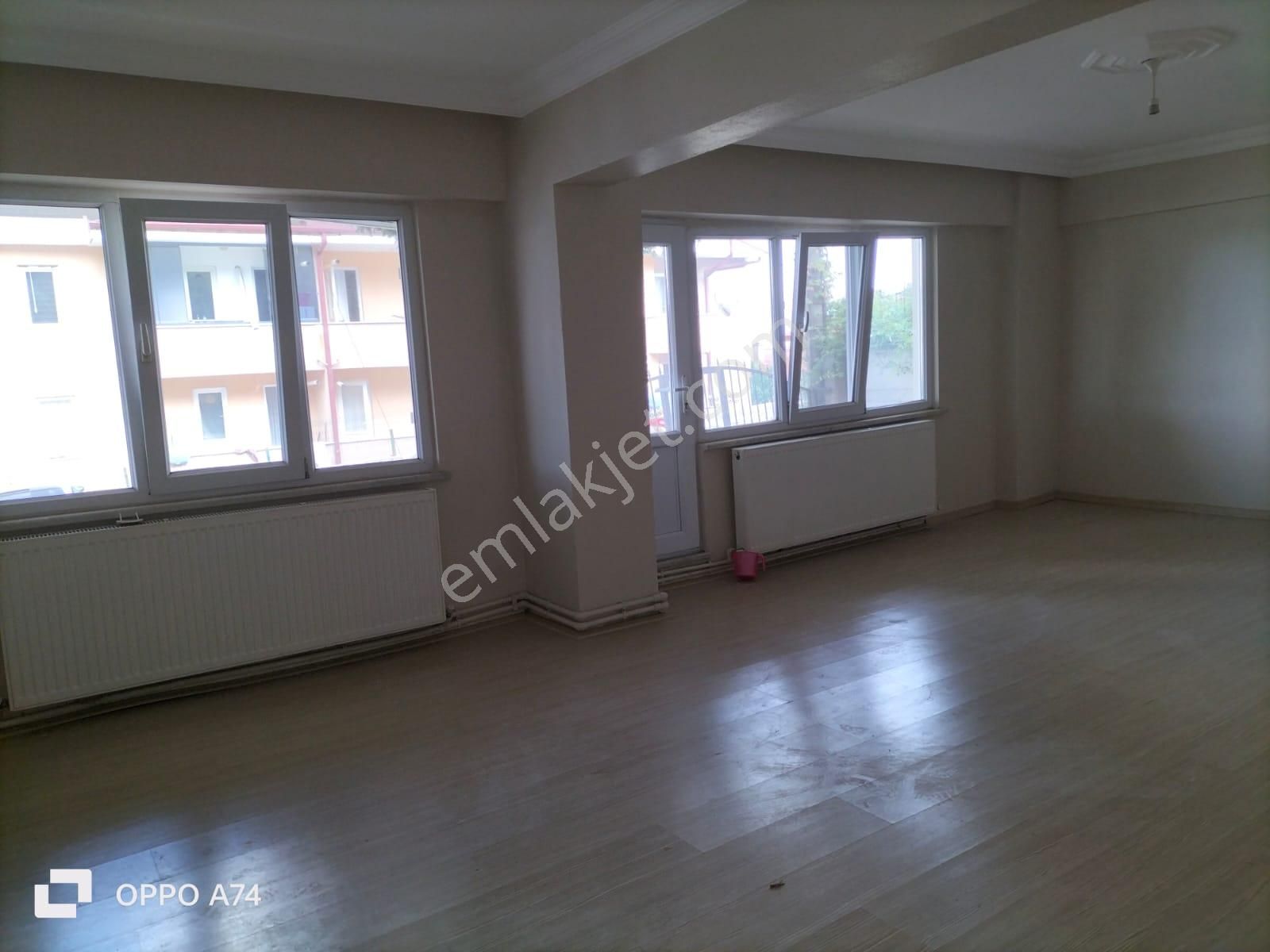 Serdivan İstiklal Kiralık Daire  SERDİVAN KARAKOL CİVARI KİRALIK GENİŞ DAİRE..