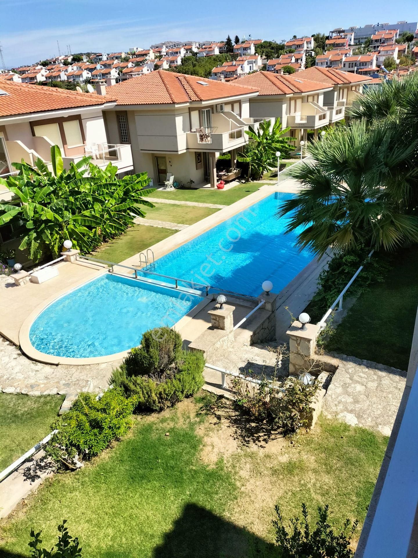 Çeşme Alaçatı Satılık Villa  ALAÇATI DA HAVUZLU SİTEDE SATILIK 3+1 VİLLA