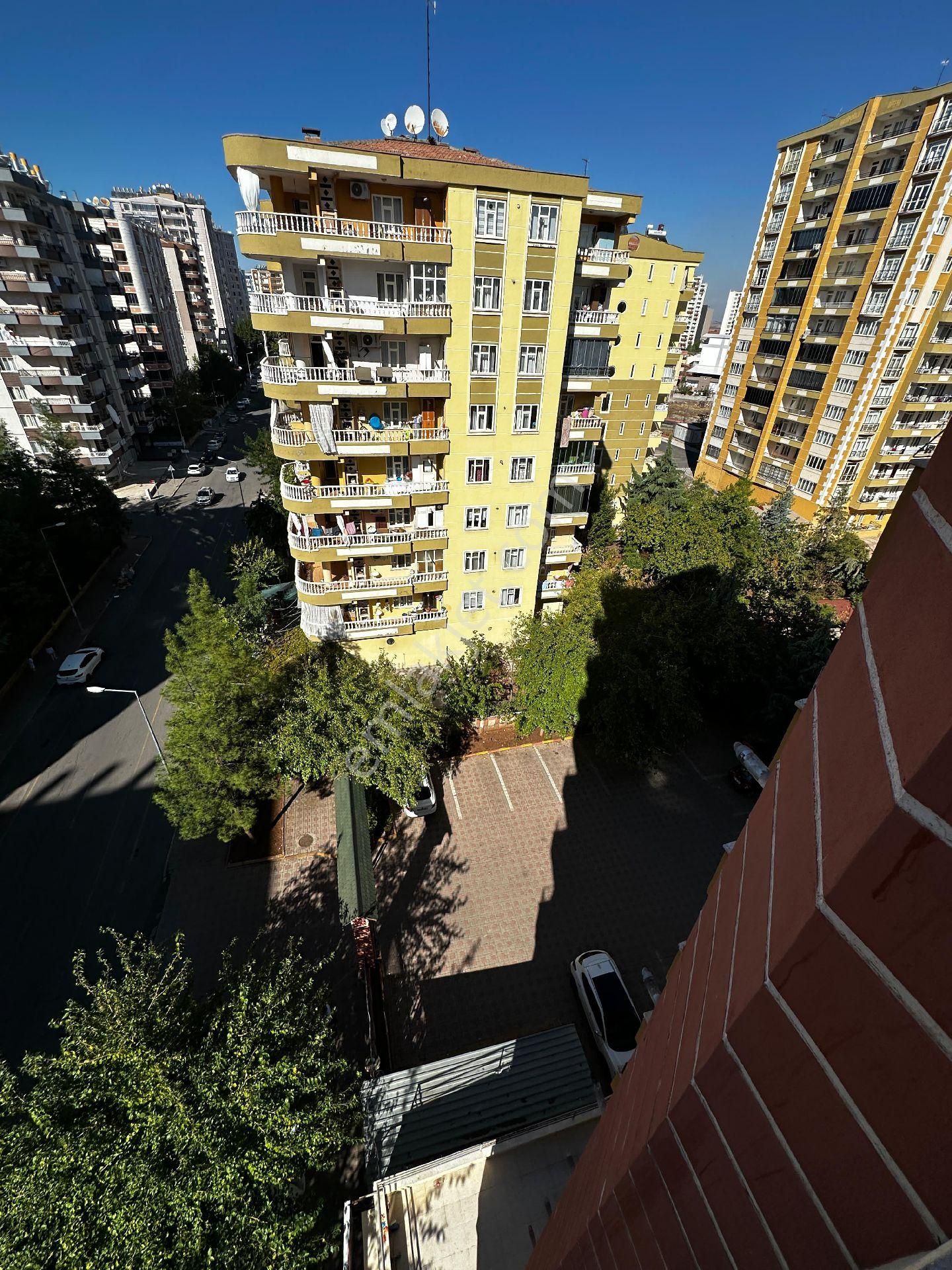 Kayapınar Medya Satılık Daire FIRSAT; KAYAPINAR MEDYA MH. KAMER 2SİTESİ ARA KAT NET 185M2. 3+1 DAIRE