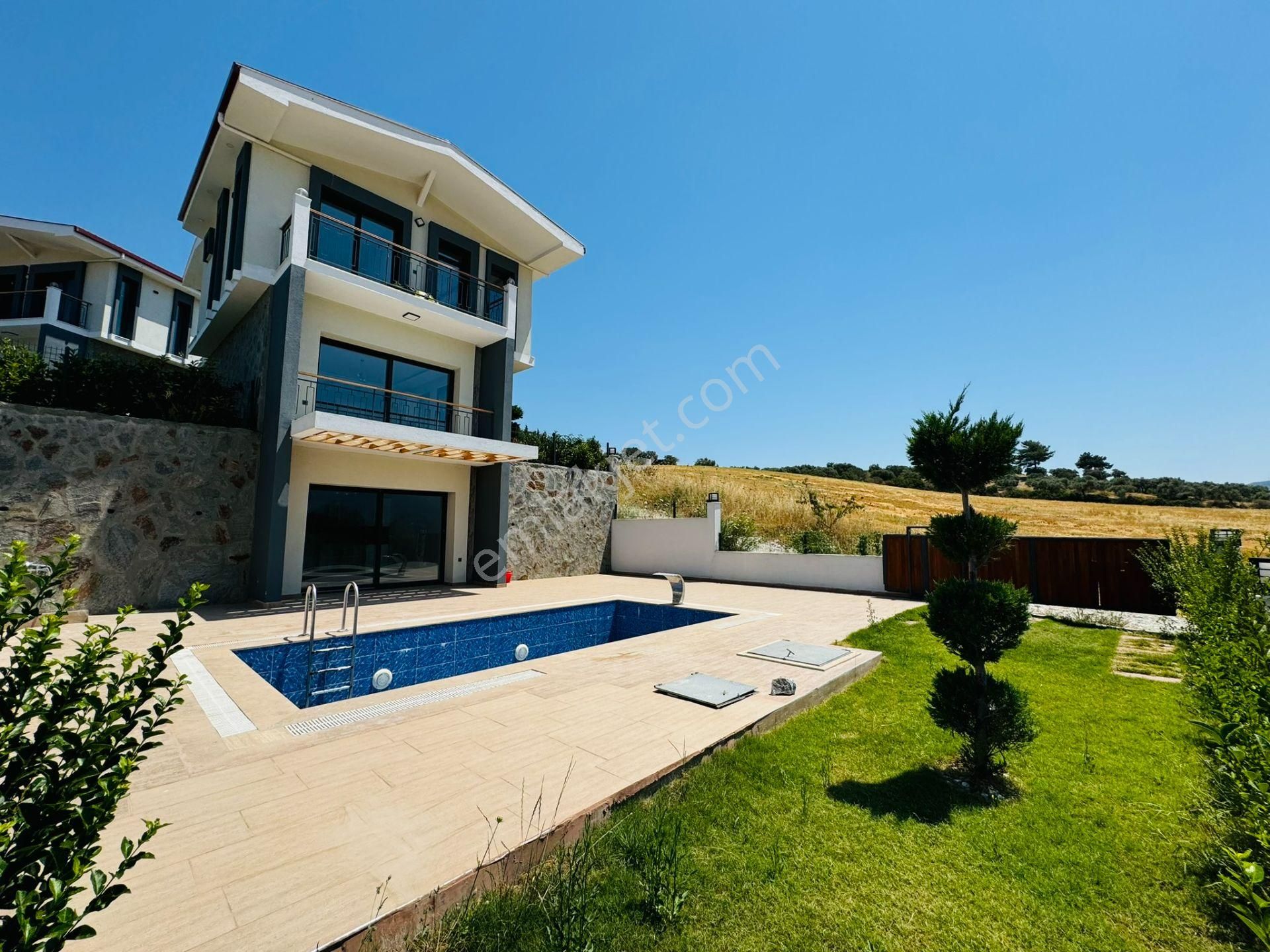 Kuşadası Caferli Satılık Villa  Müstakil Özel Havuzlu 3+2 Deniz Manzaralı Villa