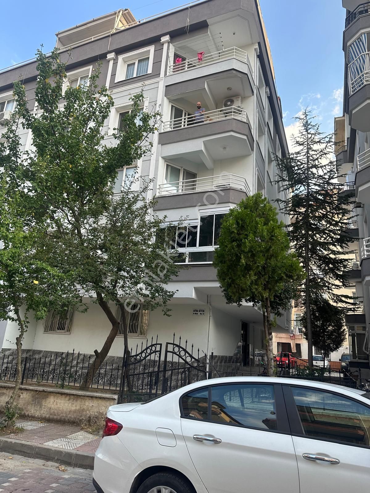 Yunusemre Uncubozköy Satılık Daire   UNCUBOZKÖY  MAHALLESİ   (SATILIK)   3+1 115 M2 5 KATLININ 3. KATI 