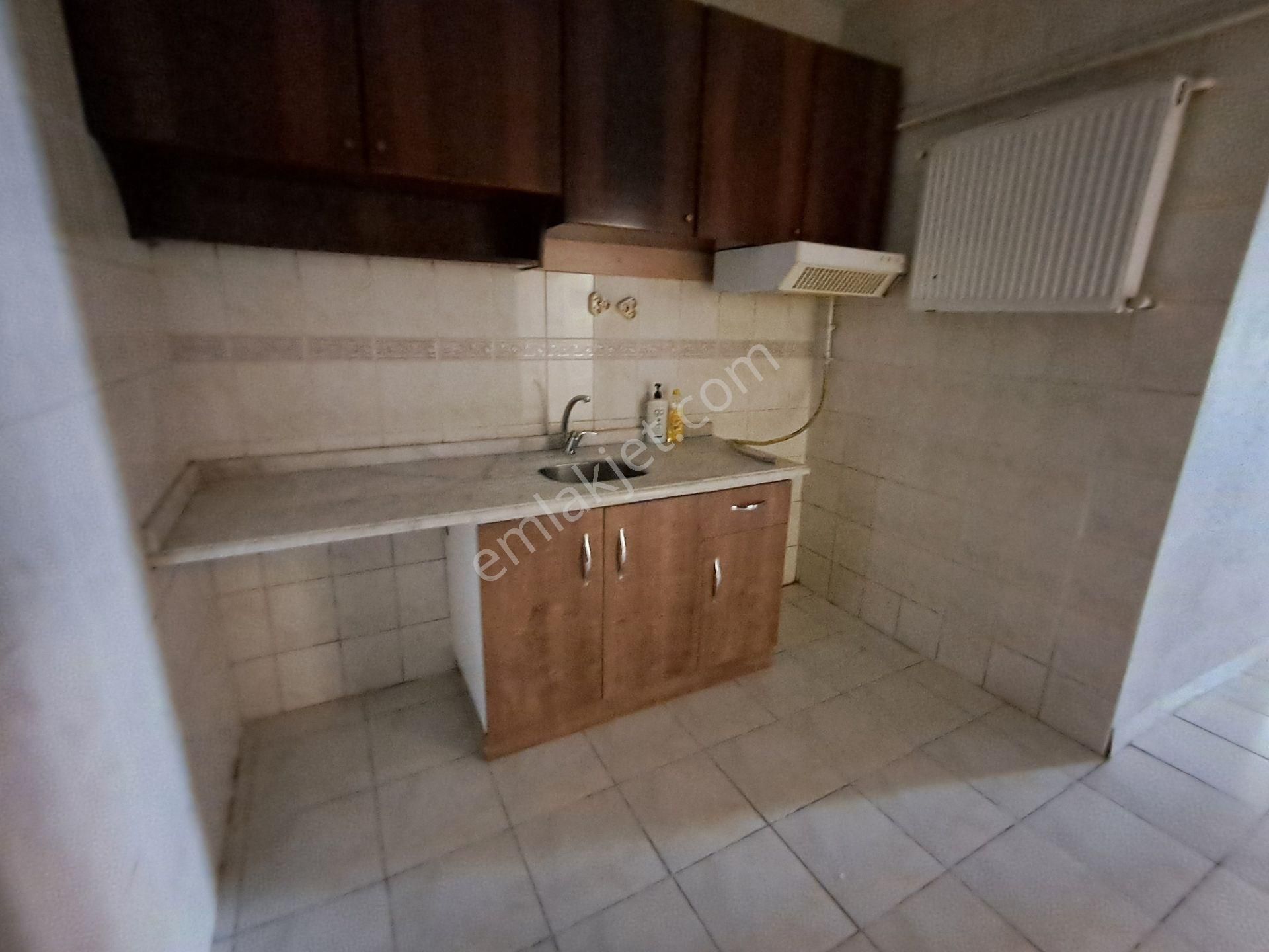 Üsküdar Sultantepe Kiralık Daire  İstanbul Emlak'tan Sultantepe mah. 2+1 60 m2 kombili bakımlı 