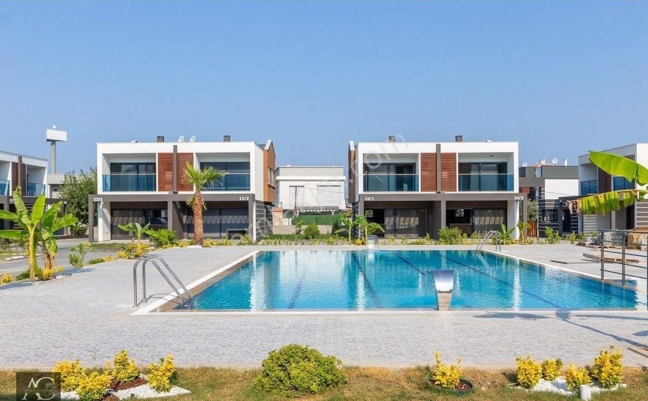 Kuşadası Karaova Satılık Villa SAHİLE 800 M-7/24 GUVENLIK-HAVUZ-OTOPARK-BAHÇE-KOMBİ-YENİ-LÜX-ACIL SATILIK FIRSAT VİLLA