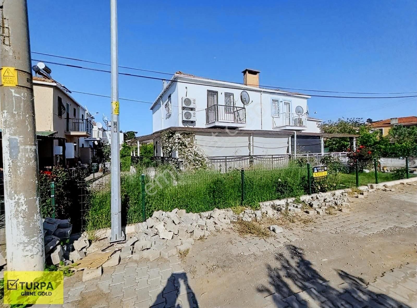 Foça Cumhuriyet Satılık Villa Yenifoça Gencelli'de 3+1 Denize 167m Villa