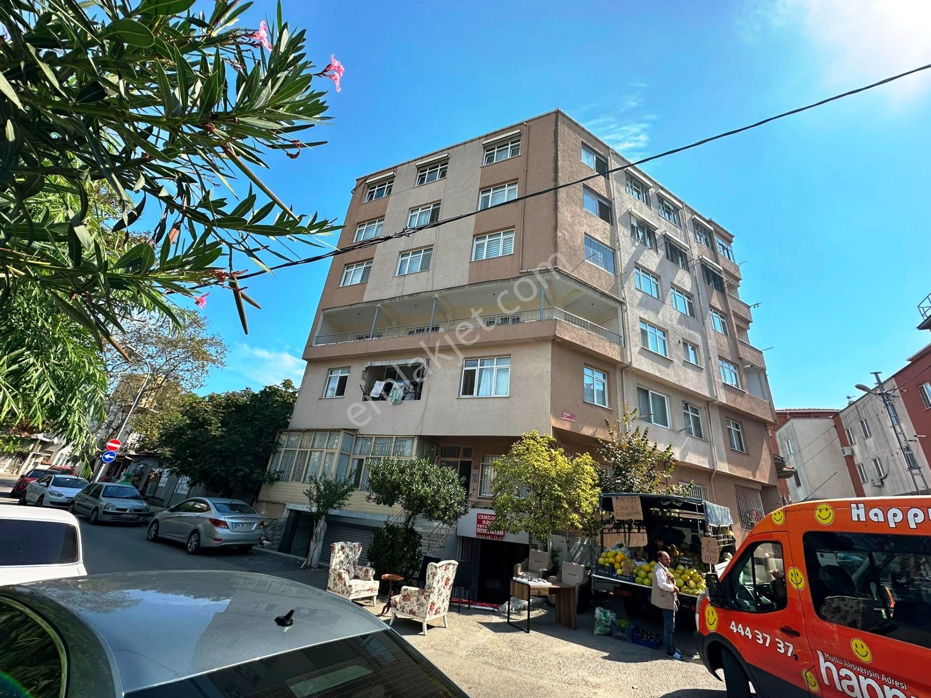 Kartal Gümüşpınar Satılık Daire  GÜMÜŞPINAR MEYDAN'DA 2.KAT BALKONLU KİRACISIZ 90m2 SATILIK 2+1