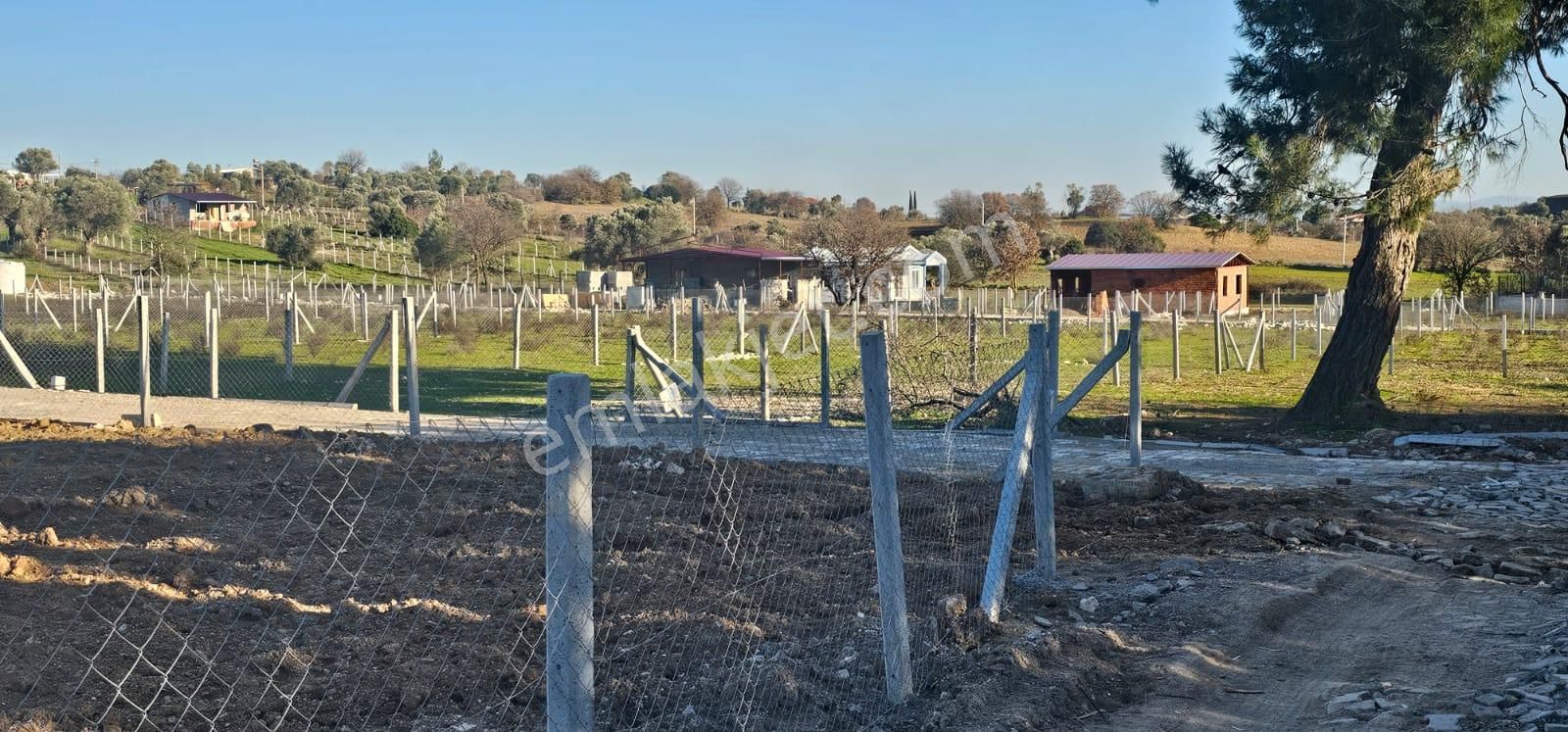 Menderes Akçaköy Satılık Tarla  ÖĞRETMEN EMLAKTAN MENDERES AKÇAKÖYDE ANA YOLA YAKIN TAPULU 380 M2 BAHÇE