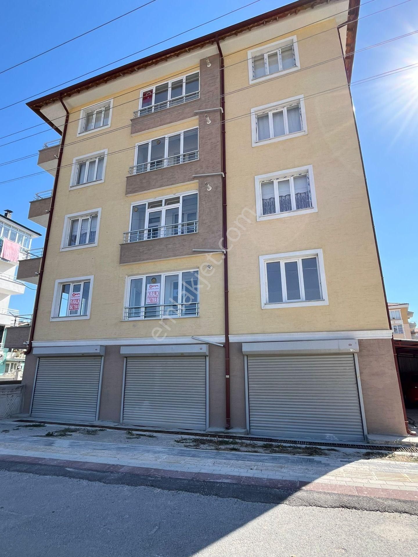 Kütahya Merkez Dumlupınar Kiralık Daire  DEMİRLAND  GAYRİMENKUL'DEN  KİRALIK DUMLUPINAR MAHALLESİNDE  BAKIMLI MÜSTAKİL GARAJLI 3+1 DAİRE