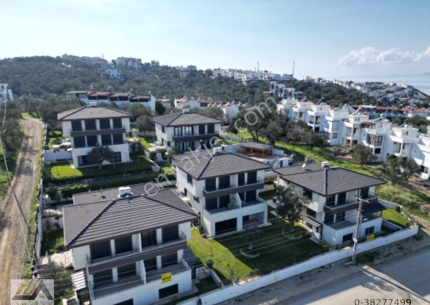 Burhaniye Pelitköy Satılık Villa BURHANİYE PELİTKÖY SAHİLDE SATILIK SIFIR 4+2 180 M2TRİPLEX VİLLA