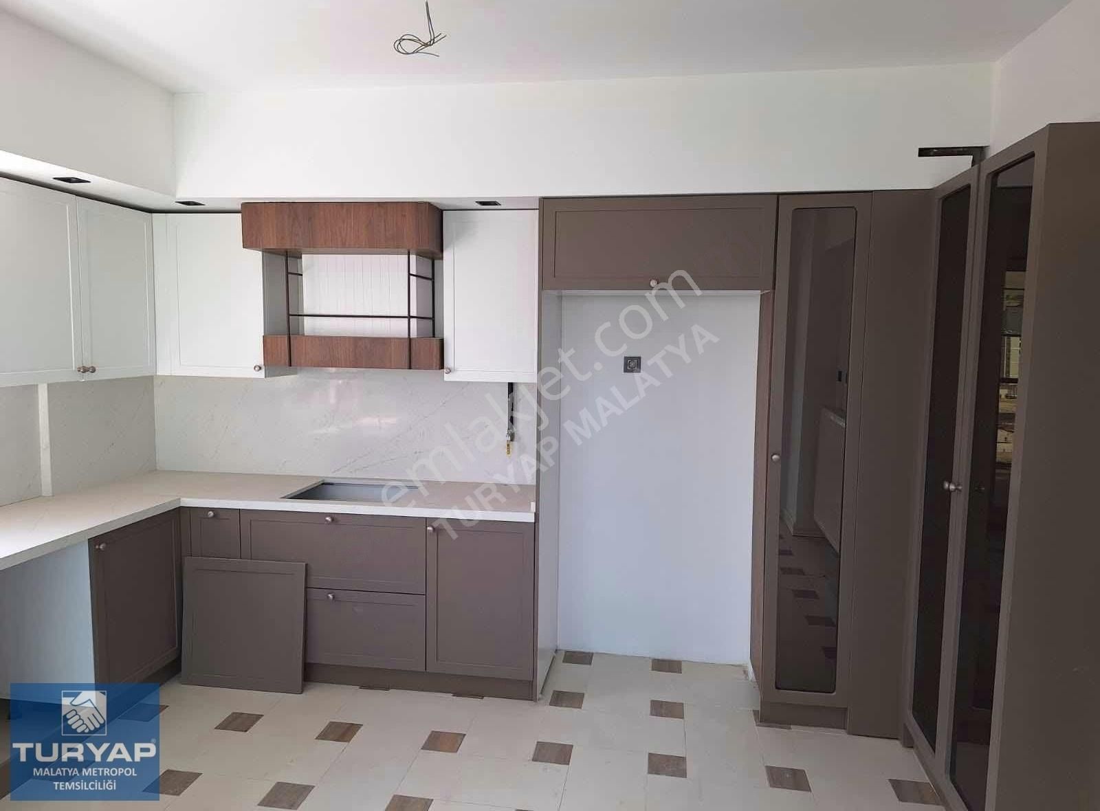 Yeşilyurt Çilesiz Kiralık Daire Turyap Metropol Gayrimenkul'den Fahrikayahanda 4+1 Kiralık Daire