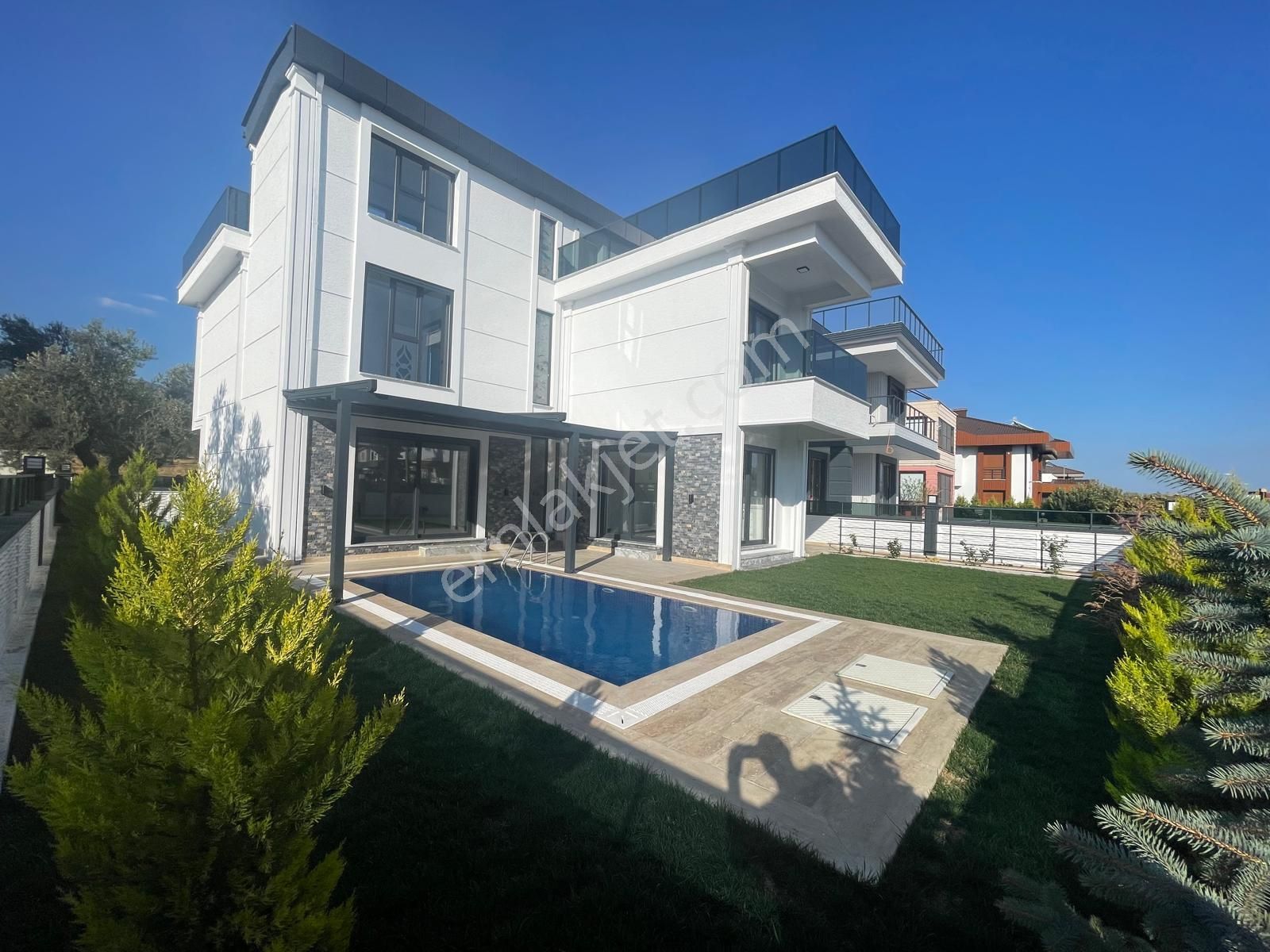 Edremit Tahtakuşlar Satılık Villa  POYRAZ GAYRİMENKUL'den  GÜRE'de 354m2 ARSA İÇİNDE SATILIK TEK MÜSTAKİL HAVUZLU  VİLLA 