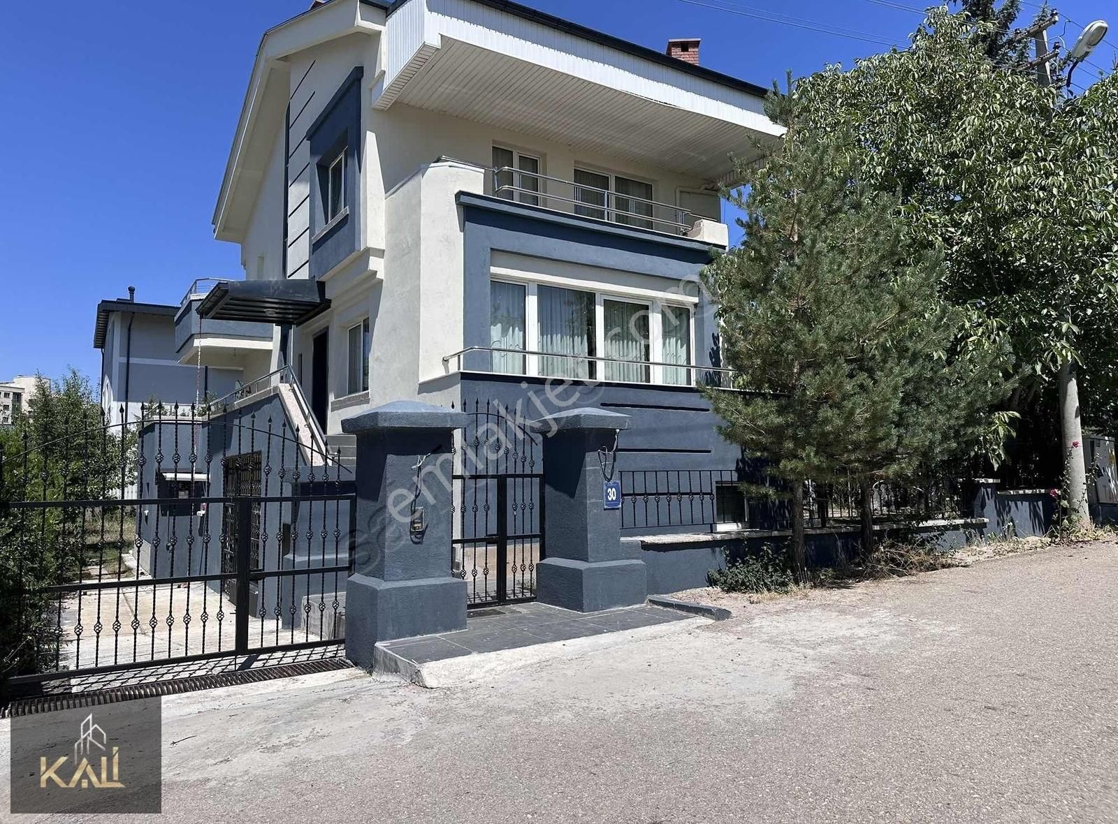 Gölbaşı İncek Satılık Villa İncek Tek Yapıda 690m2 Arsa Üzerine Kurulu 4+1 Villa