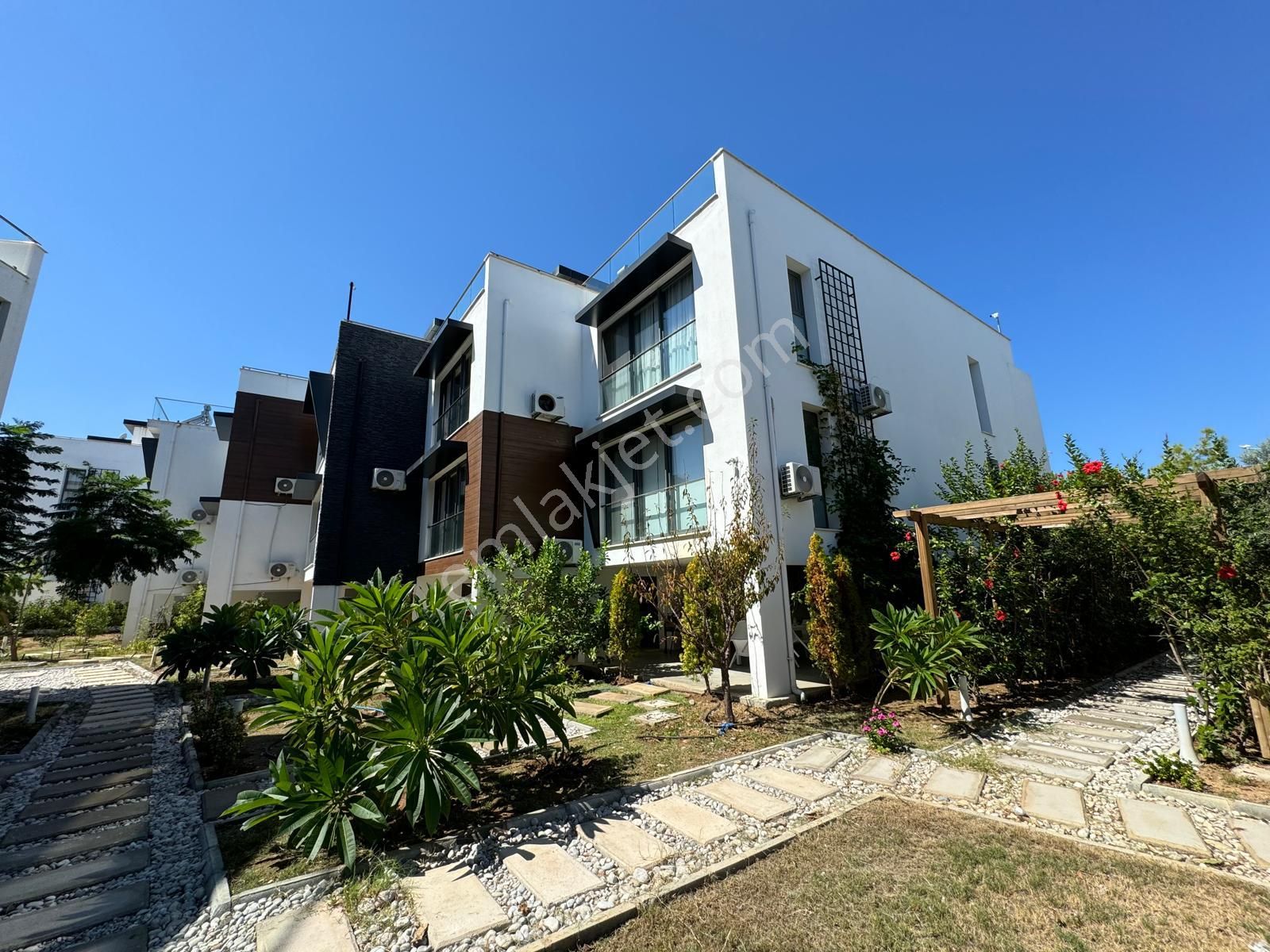 Girne Zeytinlik Satılık Villa GİRNE ZEYTİNLİK'TA DAĞ VE DENİZ MANZARALI SATILIK 3+1 VİLLA !!