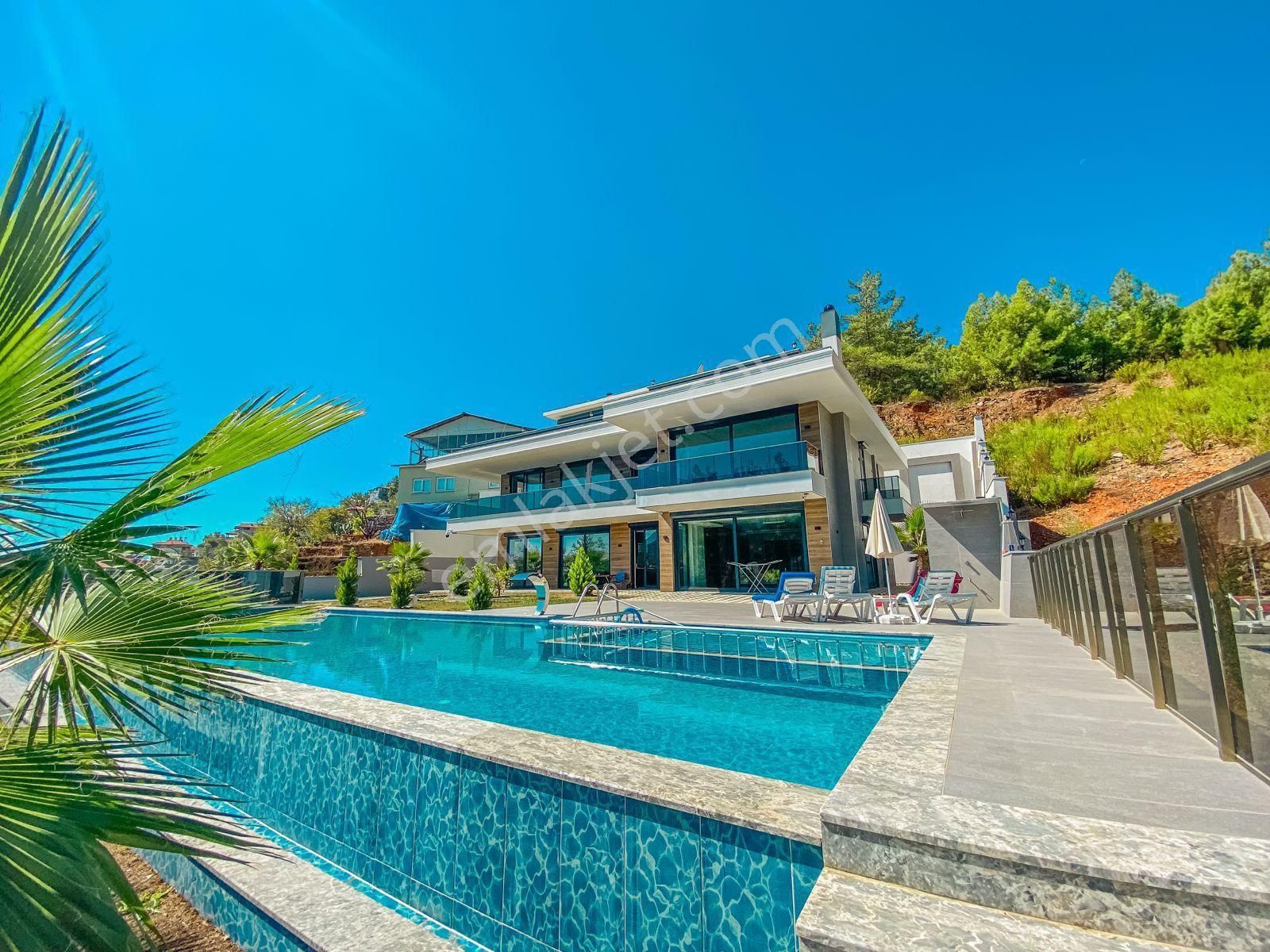 Alanya Tepe Satılık Villa 1001 M2 Üzerine Kurulu Lüks Villa Asansörlü