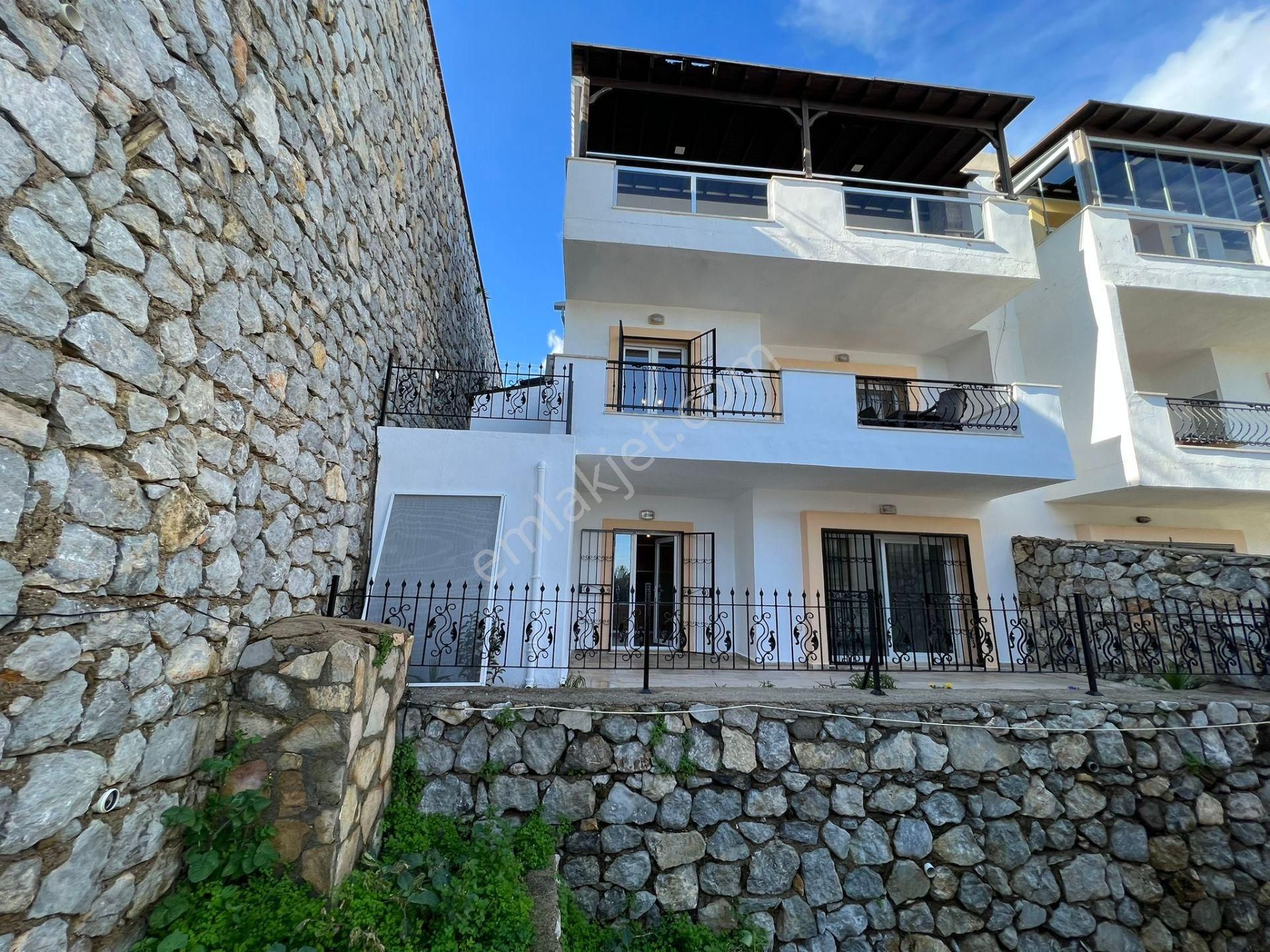 Bodrum Yokuşbaşı Satılık Müstakil Ev  Bodrum Merkezde Deniz Manzaralı Site İçerisinde 3+1 Dubleks