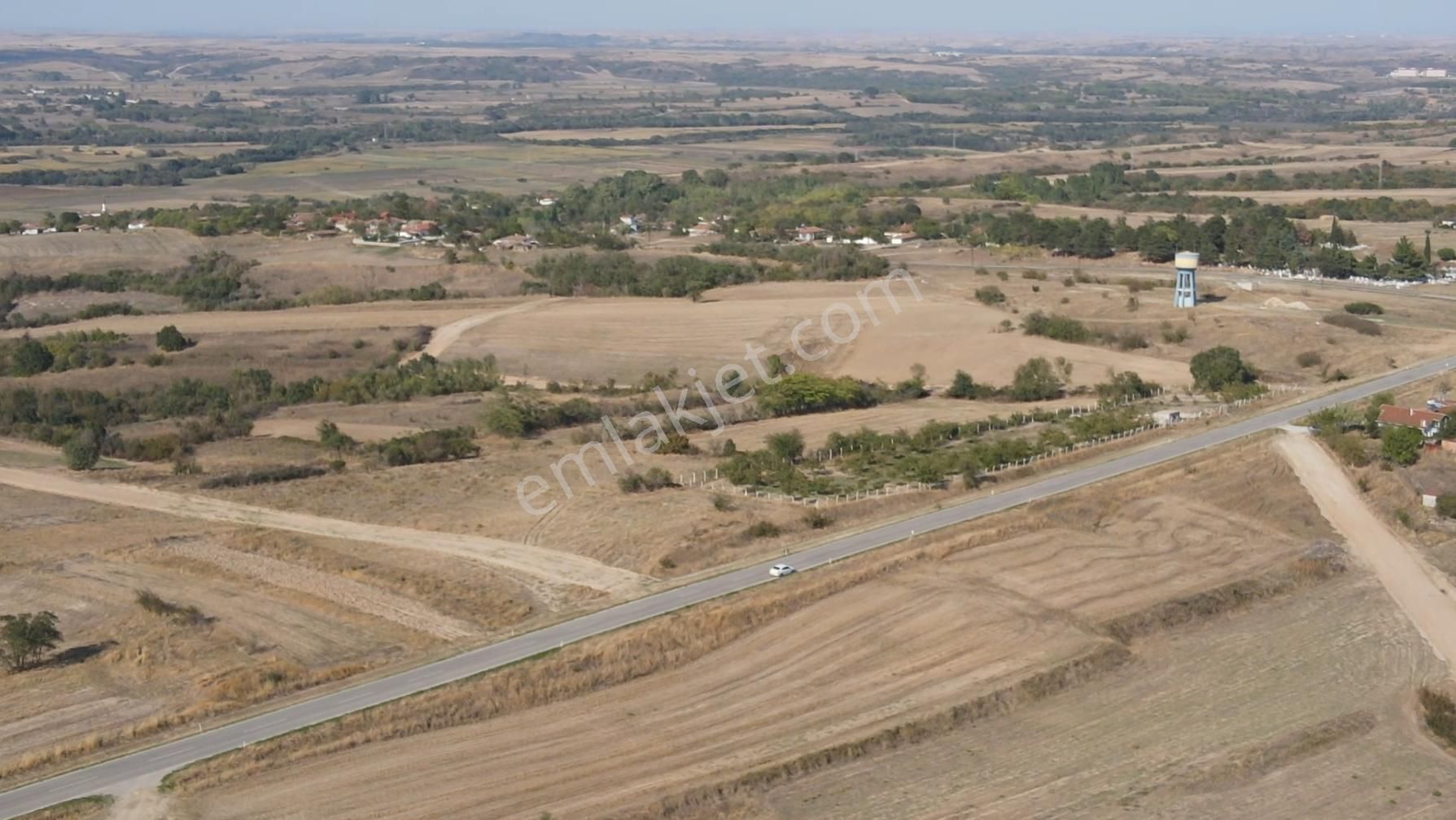 Uzunköprü Muhacırkadı Köyü Satılık Tarla Uzunköprü Muhacırkadı'da Ana Asfalta Cephe 562 M2 Zirve Konumda