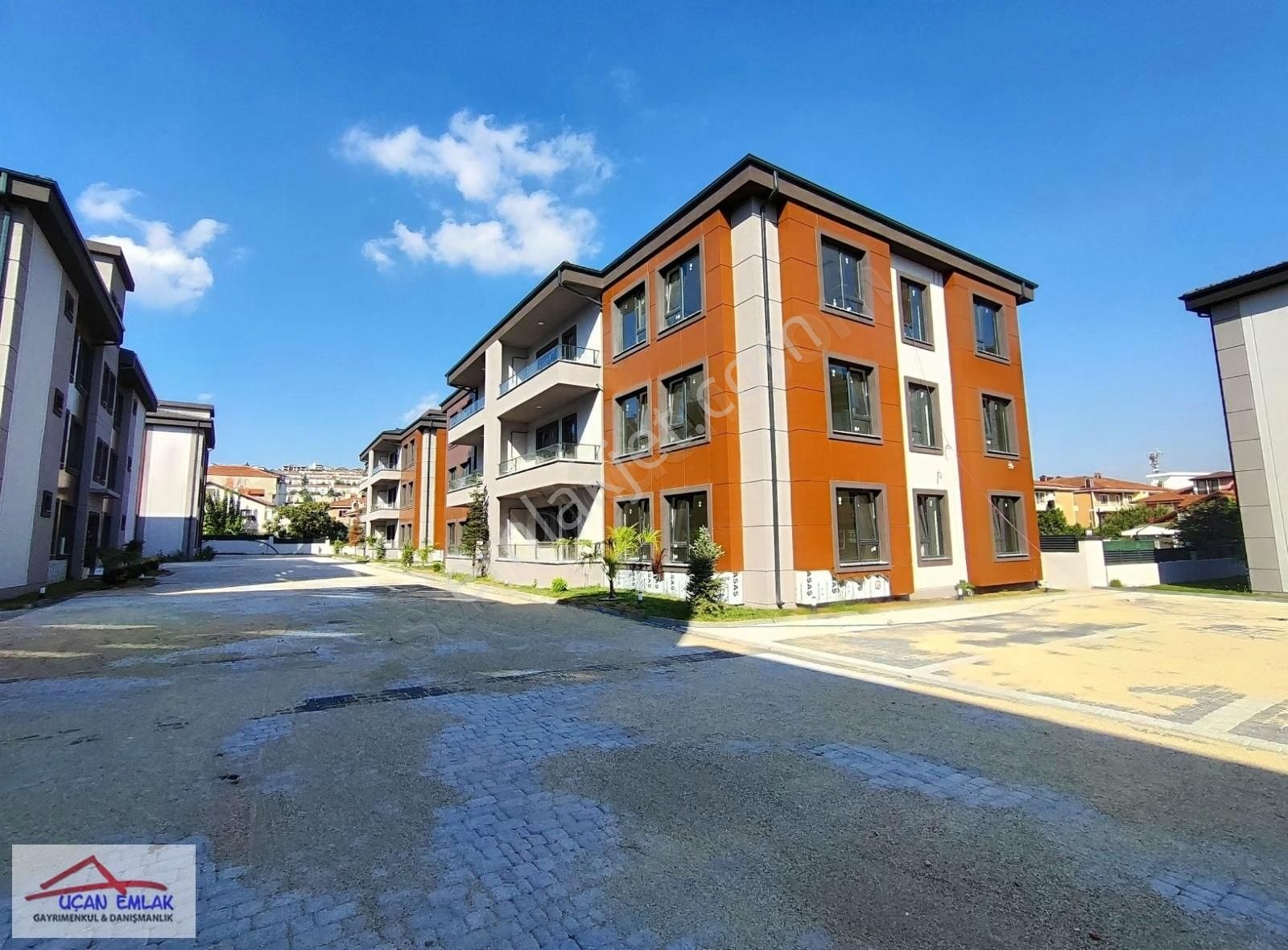 Serdivan İstiklal Satılık Daire CADDE 54 e 550 m uzaklıkta 0 ARA KAT SİTE İÇİ 4+1 170m2 DAİRE