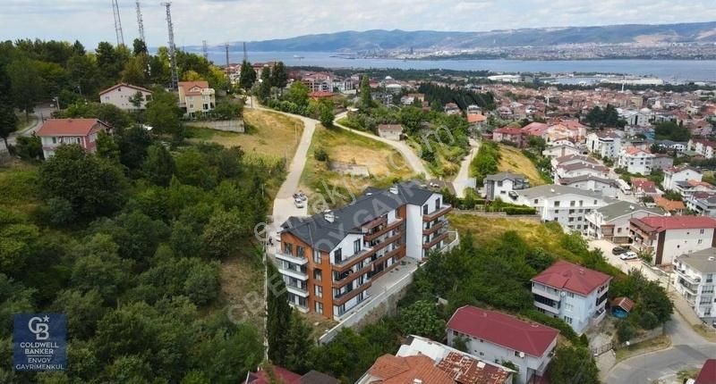 Gölcük Şehitler Satılık Daire %80 Kredi Kullanım İmkanı ile Deniz Manzaralı 2+1 Bahçe Dubleks