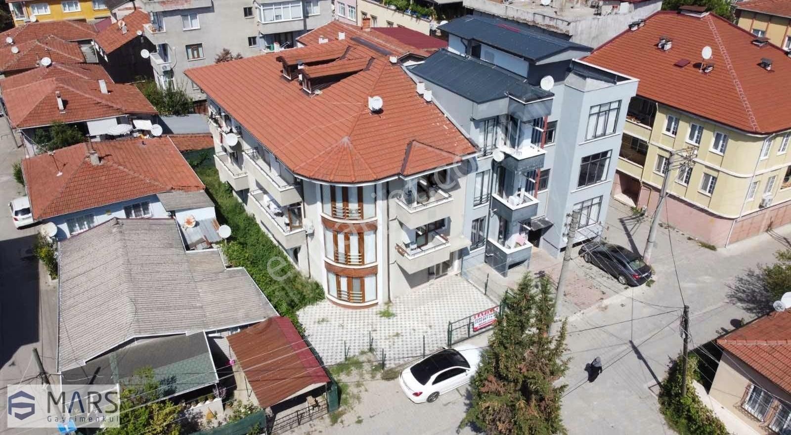 Adapazarı Yeni Cami Satılık Daire Yeni Cami'ye Çok Yakın,Bahçe Kullanımlı,4+1 Geniş Satılık Daire