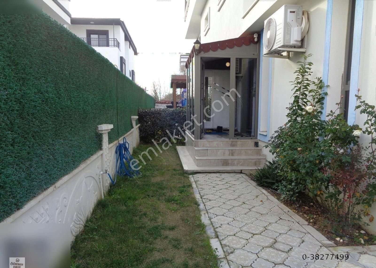 Menderes Kasımpaşa Satılık Villa ÖĞRETMEN EMLAKTAN HAVUZLU SİTEDE GENİŞ SALON MUTFAKLI 4+1 VİLLA