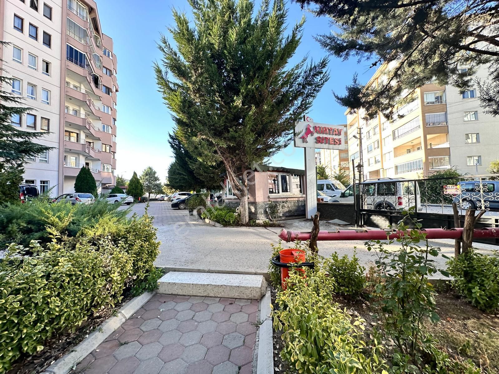 Etimesgut Ahi Mesut Satılık Daire  ETİMESGUT AHİ MESUD MAHALLESİ 4+1//160m2 SİTE İÇİNDE PEYZAJLI