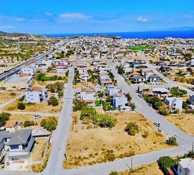 Karaburun Mordoğan Satılık Konut İmarlı Karaburun Mordoğan'da Yola Cepheli  İmarlı Köşe Parsel Arsa