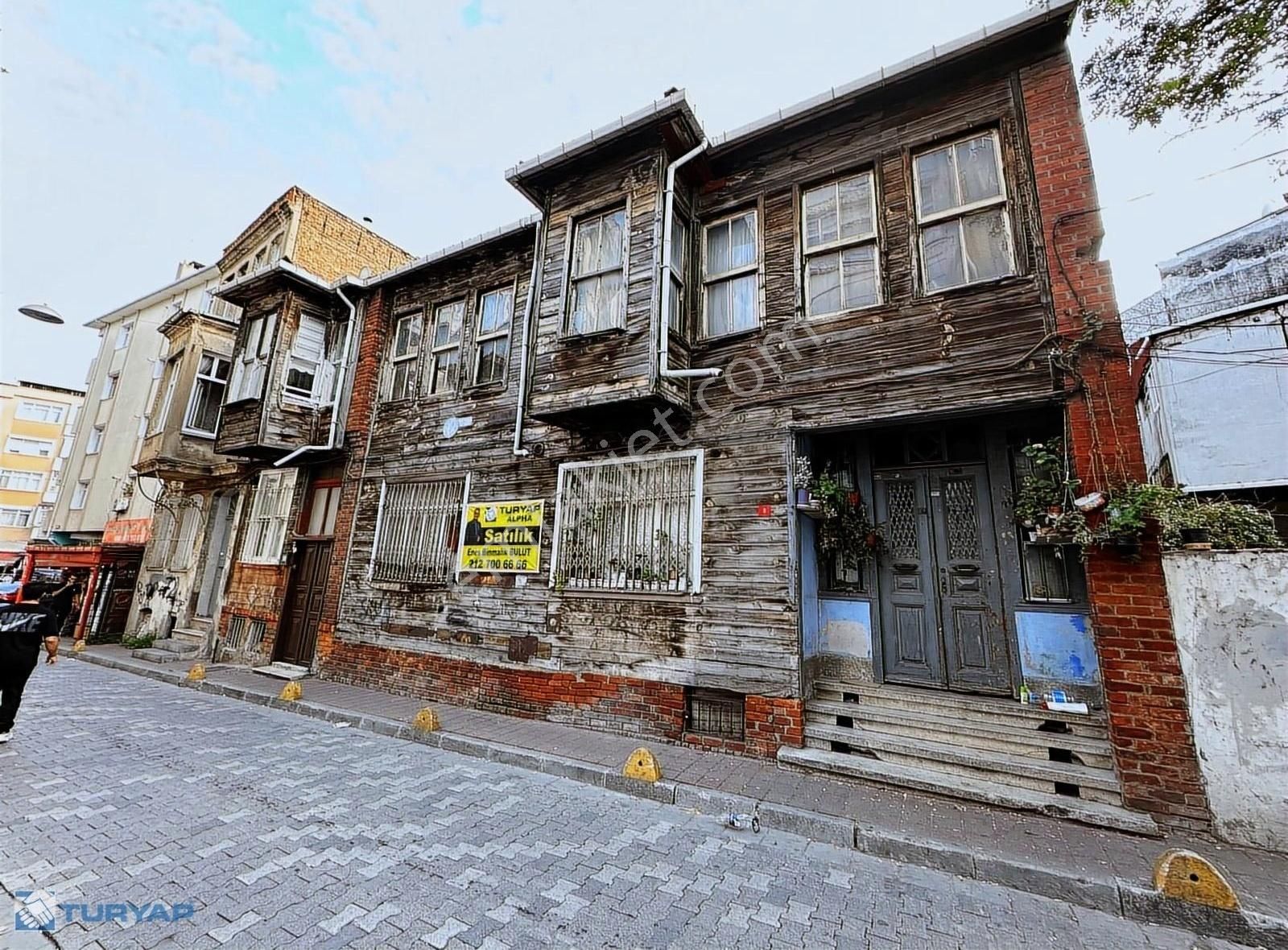 Fatih Yedikule Satılık Bina Fatih Samatya'da 300m2 Kapalı alan, 439m2 arsası ile T.E. Bina