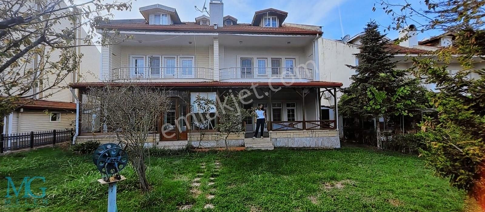 Kocaali Yayla Satılık Villa DENİZE 100 METRE SİTE İÇİ DE BAHÇELİ TRİPLEKS VİLLA