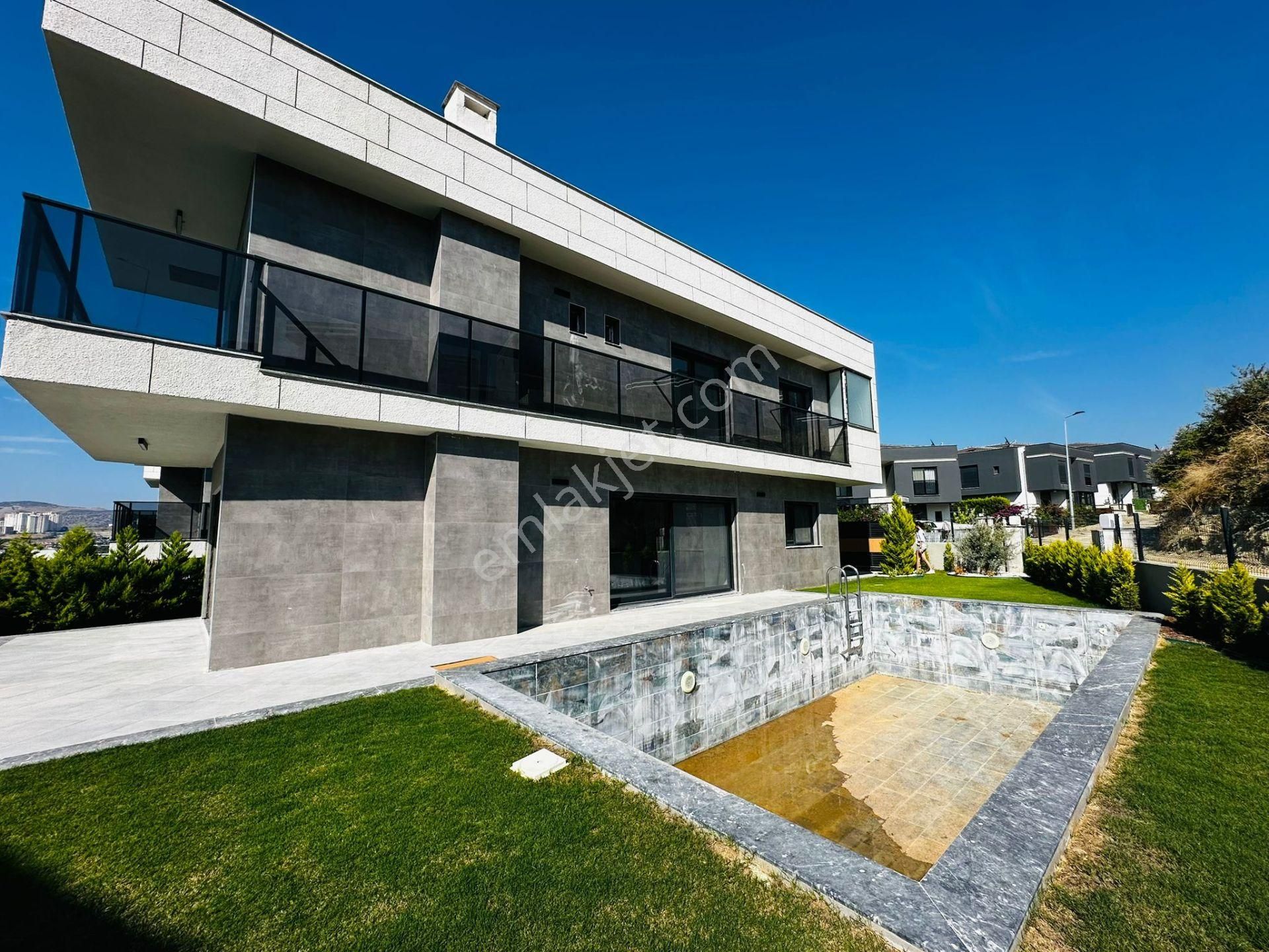 Kuşadası Karaova Satılık Villa  SAHILE YAKIN-ÖZEL HAVUZ/OTOPARK-YERDEN ISITMA-LÜX-400 M2 BAHÇE-AKILLI EV-TAMAMI MÜSTAKİL