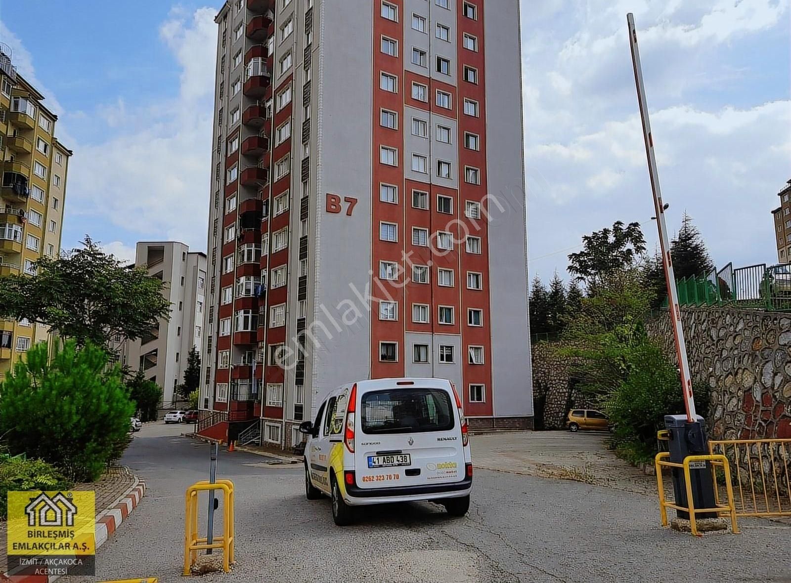 İzmit Erenler Satılık Daire AKÇAKOCA B'BLOKLARDA 3+1 115 m2 ARAKAT SATILIK DAİRE