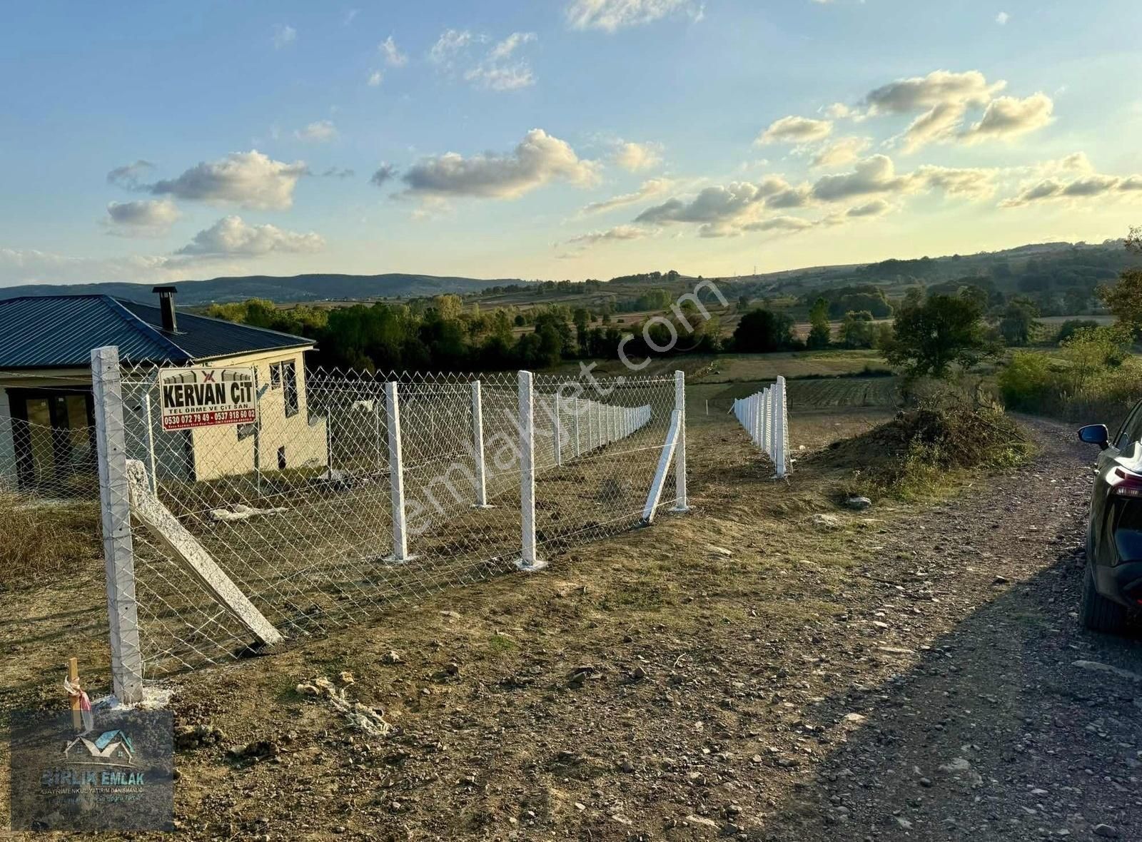 Kandıra Eğercili Satılık Tarla Resmi Yola 11 Metre Cepheli Etrafı Beton Direk Tel Örgü Çevirili