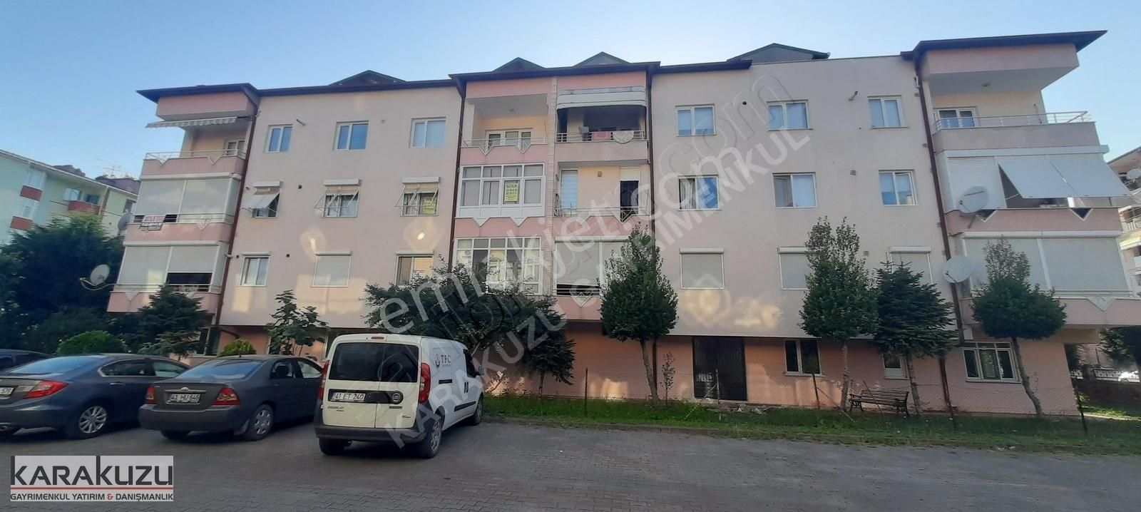 Derince Yenikent Satılık Daire DERİNCE YENİKENT MH. SİTE İÇERİSİNDE 135 M2 ARA KAT TEMİZ DAİRE