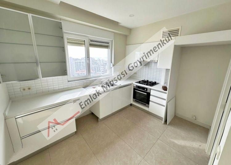 Suadiyede Yüzme Havuzlu Yeni Binada 3+1 Daire Emlak Masası