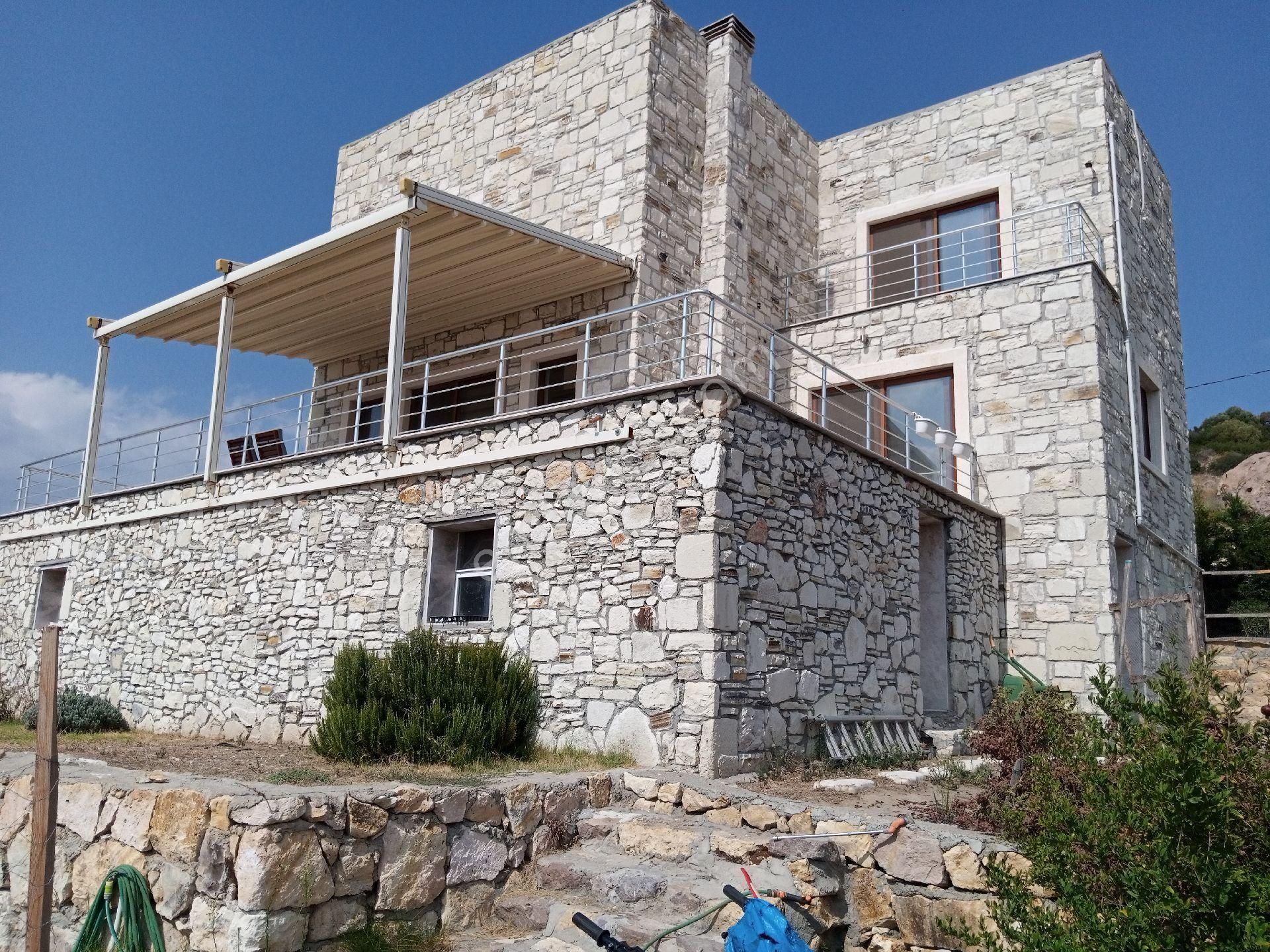 Foça Yenibağarası Satılık Villa Foçaköy'de Deniz Ve Doğa Manzaralı Villa