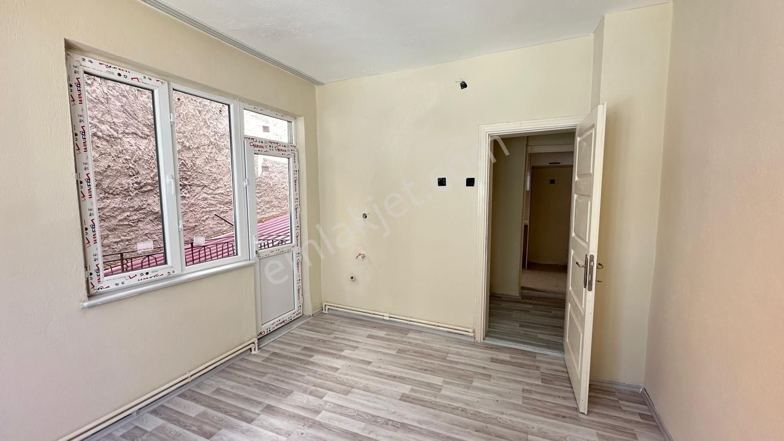 Fuatpaşa Mahallesinde Çift Cephe 4 Katlı Bina Garajlı Satılıktır - Görsel 19