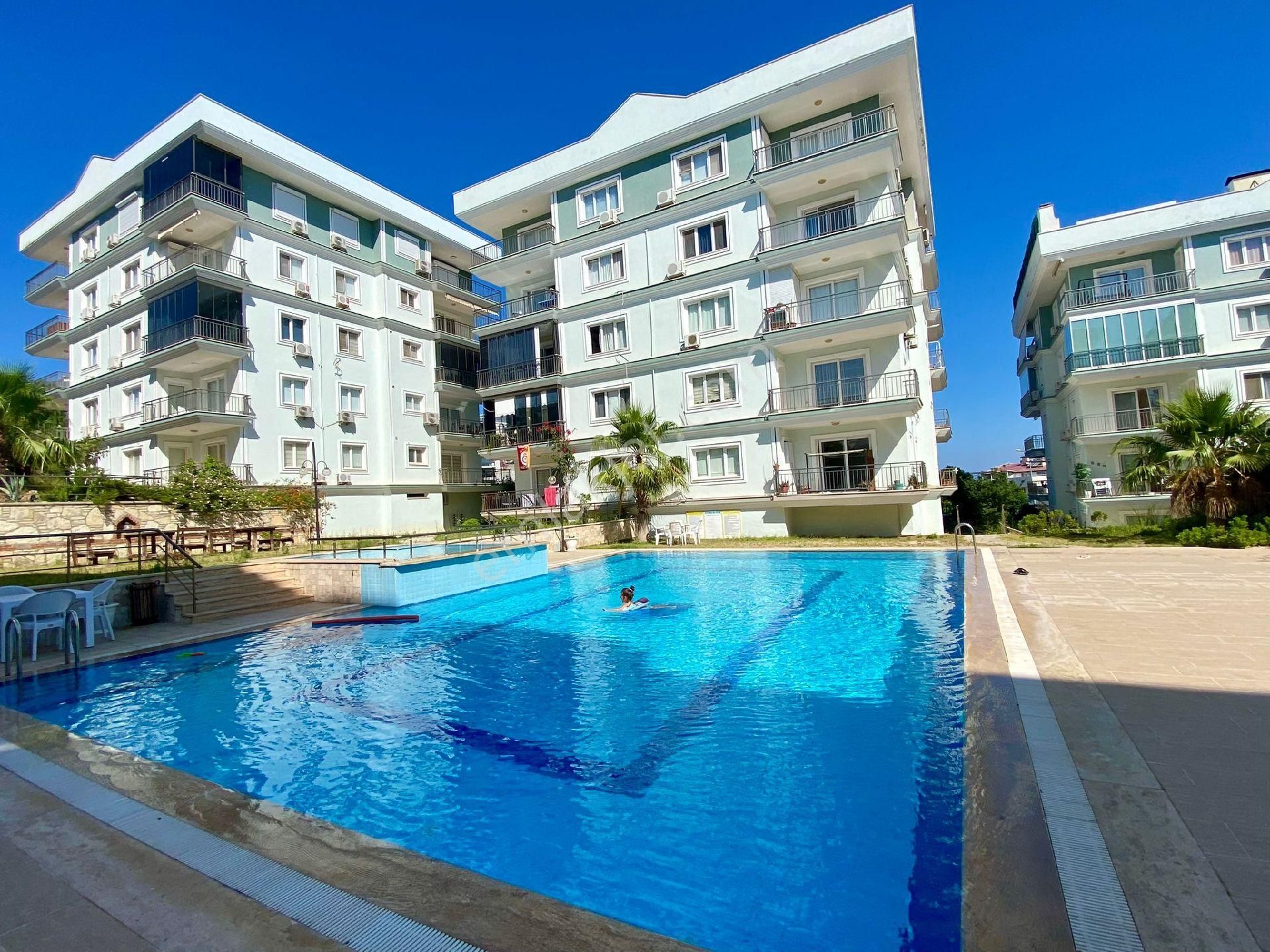 Kuşadası İkiçeşmelik Satılık Daire  NEZİH HAVUZLU SİTEDE 3+1 SATILIK DAİRE