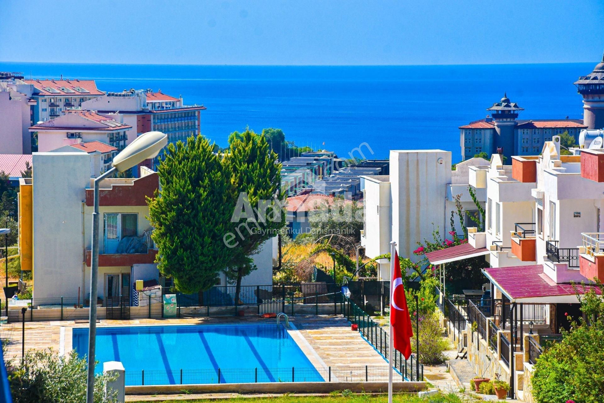 Kuşadası Bayraklıdede Satılık Villa Kuşadası Adakule Sitesinde Deniz Manzaralı 3+2 Villa