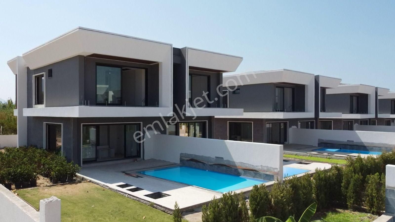 Kuşadası Davutlar Satılık Villa  DAVUTLAR'DA MODERN MİMARİSİYLE, ÖZEL HAVUZLU, BAHÇELİ 3+1 VİLLA