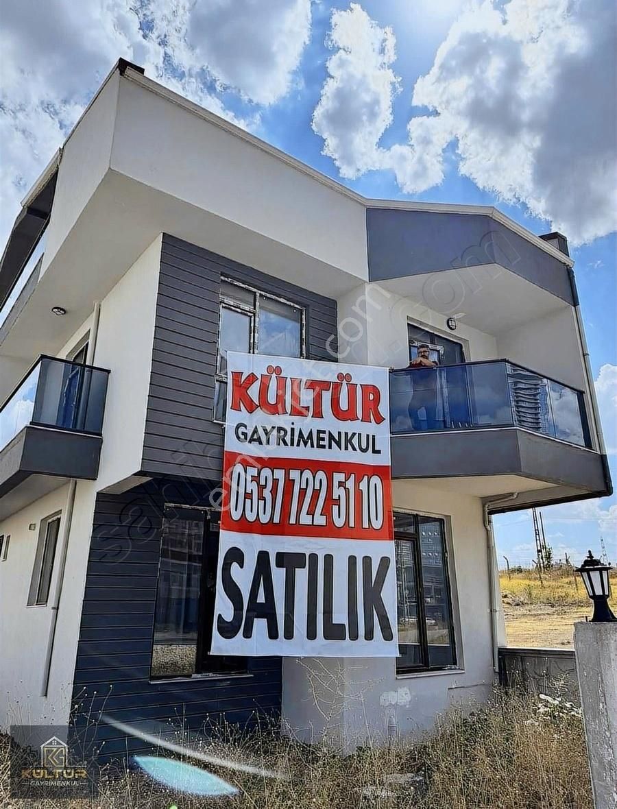 Çankaya Konutkent Satılık Villa YAŞAMKENT SATILIK VİLLA KULELERİN ÖN TARAFI 3 KATLI 5+1 MERKEZİ