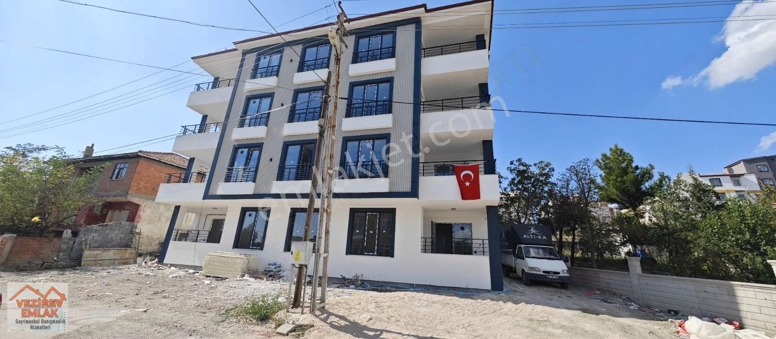 Suluova Maarif Satılık Daire VEZİREV EMLAKTAN MAARİF MAH. 3+1 ARA KAT