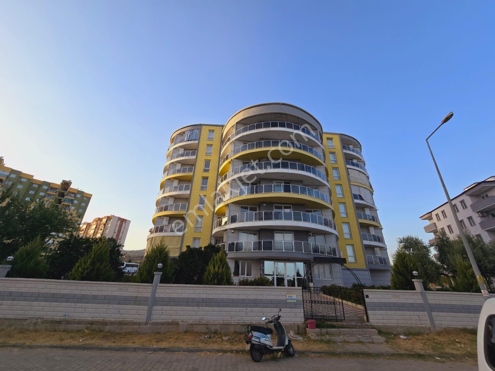 Nazilli Yıldıztepe Satılık Daire  NAZİLLİ YILDIZTEPEDE SİTE İÇİNDE    SATILIK 3+1 DGAZLI FIRSAT DAİRE     📌 3+1 150 M2 BÜRÜT ALANLI