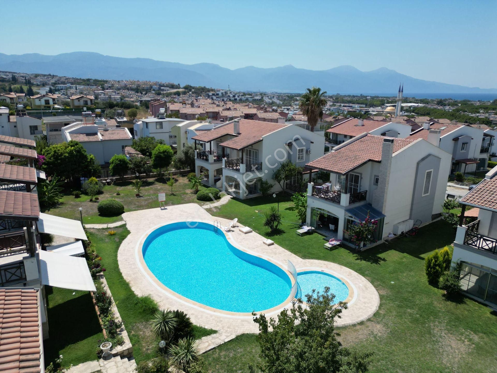 Kuşadası Soğucak Satılık Villa  Kuşadasında Site İçerisinde Köşe Konumlu Yazlık