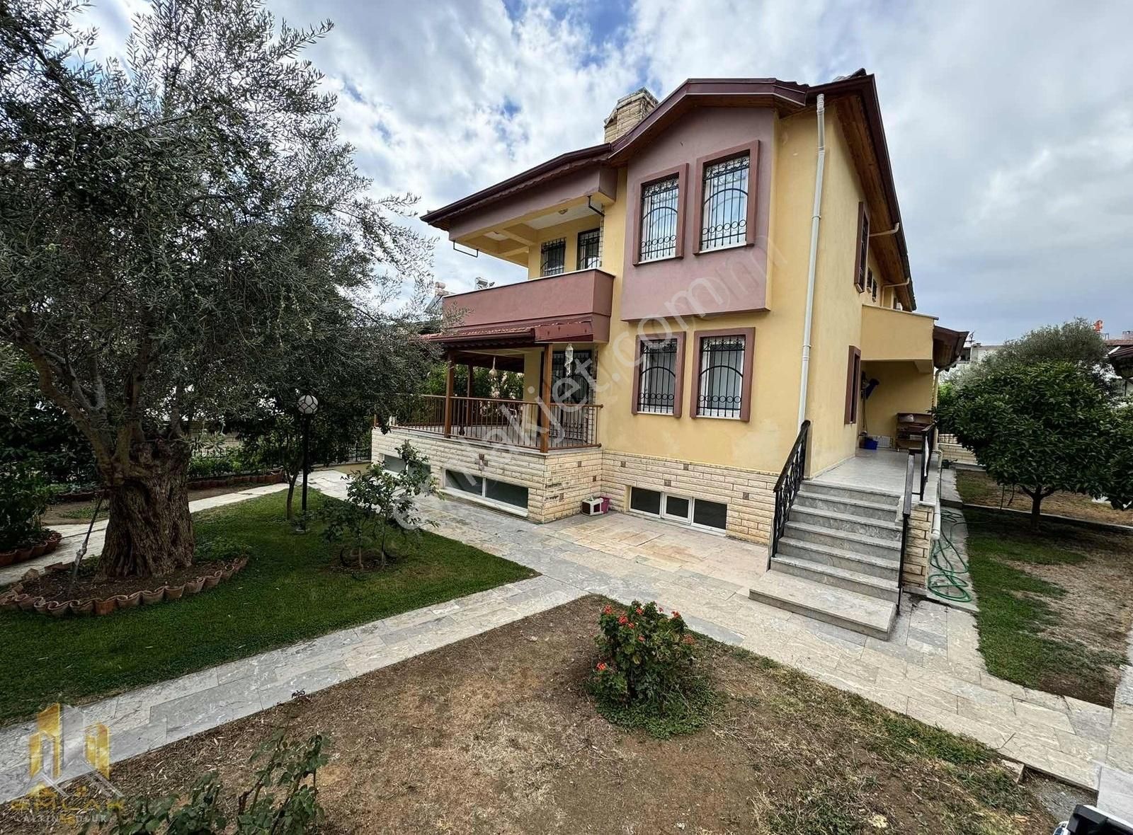 Edremit Altınoluk Satılık Villa EMLAK-58.DEN ALTINOLUK MERKEZDE SATILIK 3+1 MANZARALI VİLLA