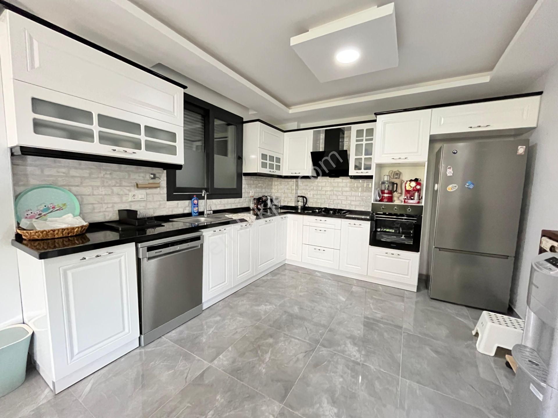 Ürkmez'de Deniz Tarafında Satılık Bahçeli 3+1 Lüks Villa Yazlık - Görsel 22