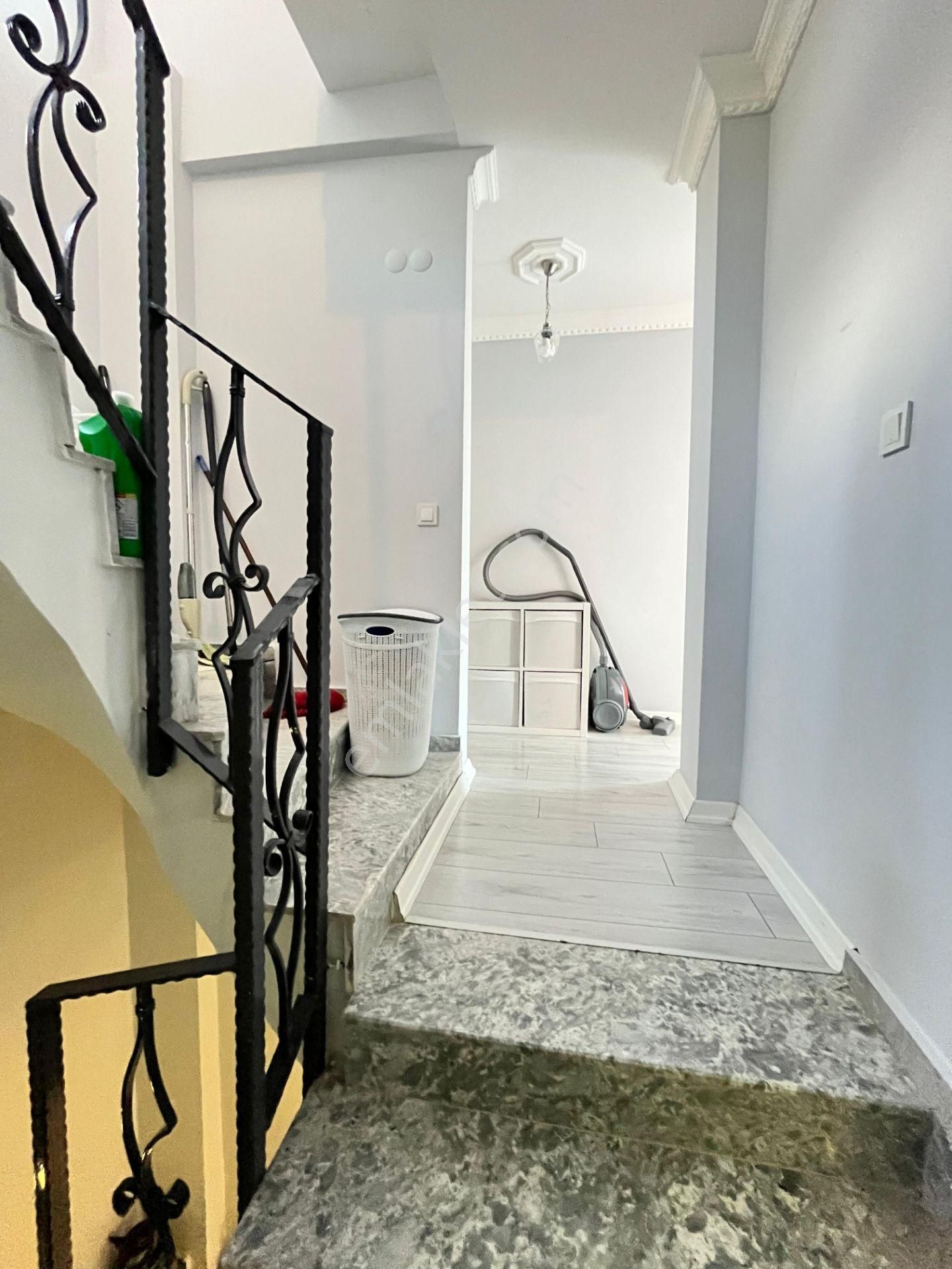 Ürkmez'de Deniz Tarafında Satılık Bahçeli 3+1 Lüks Villa Yazlık - Görsel 25